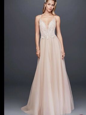 Galina Signature Lace A-Line Wedding Dress
Size 4 - Never Worn, Open Back, Tulle